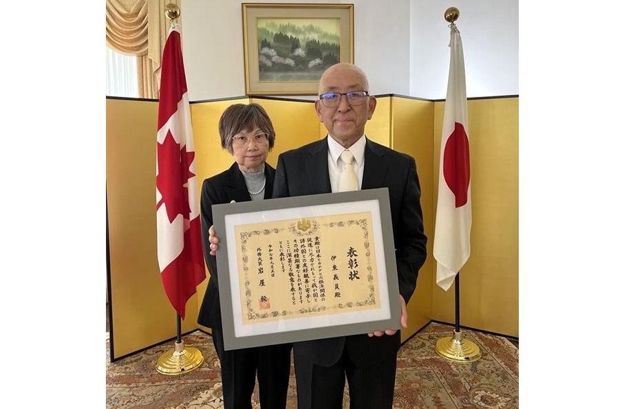 伊東義員氏へ外務大臣表彰伝達式トロントにて